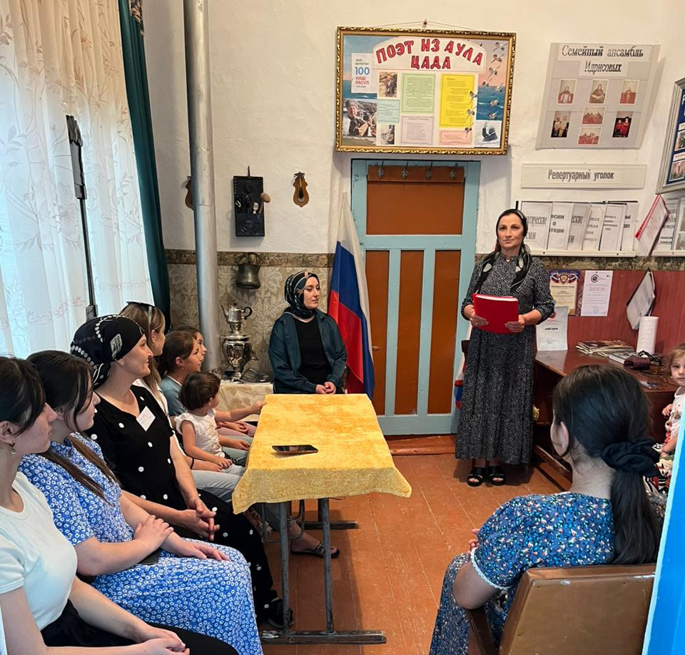 Социальный педагог провела мероприятие, посвященное Дню государственного флага России